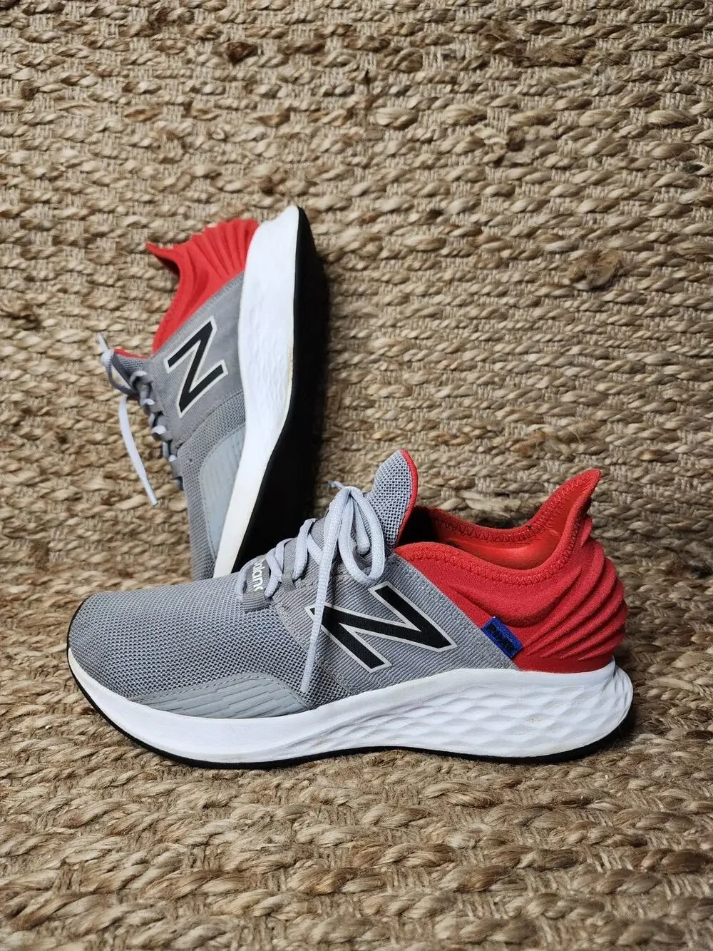 New Balance Mens MROAVCW Running Shoes Athletic Gray Red Size 9 Gym School